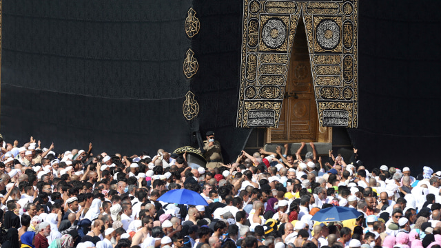 Suasana di Masjidil Haram, Mekah, Arab Saudi usai pengumuman pemerintah Arab Saudi yang menangguhkan sementara kedatangan warga dari luar negaranya. Foto: REUTERS/Ganoo Essa