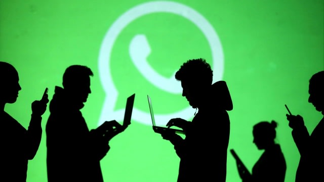 Ilustrasi WhatsApp web. Foto:Reuters/Dado Ruvic