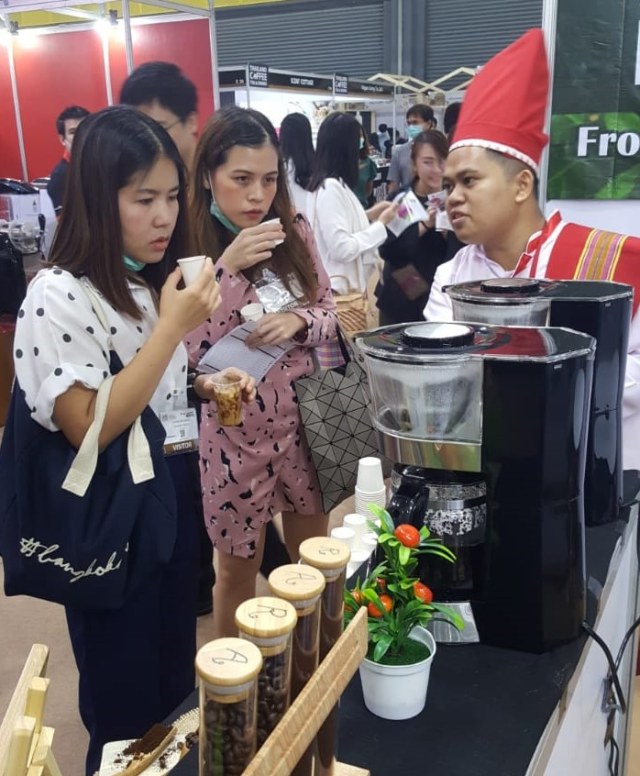 Pengunjung mencoba kopi Mamasa. Foto: Dok. Istimewa