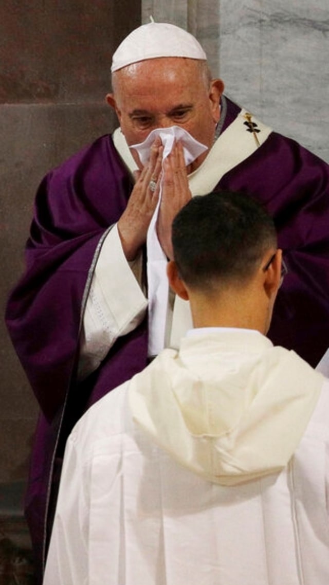 Paus Francis menyeka hidungnya selama puasa pembukaan Paskah Rabu Abu, periode empat puluh hari pantang dan kekurangan bagi orang-orang Kristen sebelum Paskah. Foto: AP Photo/Gregorio Borgia