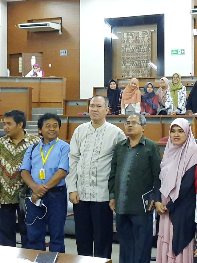 Akmal Nasery Basra (tengah) di Auditorium I Fakultas Ilmu Budaya, Universitas Indonesia, Depok, Jumat (28/2).
 Foto: Maria Gabrielle Putrinda/kumparan