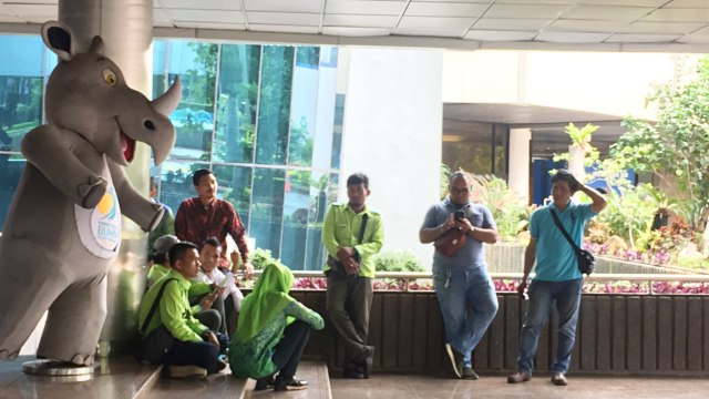Sejumlah pekerja kontrak PT Garuda Daya Pratama Sejahtera, cucu usaha PT Garuda Indonesia Tbk (Persero) di kantor Menteri BUMN, Jakarta, Jumat (28/2). Foto: Ema Fitriyani/kumparan
