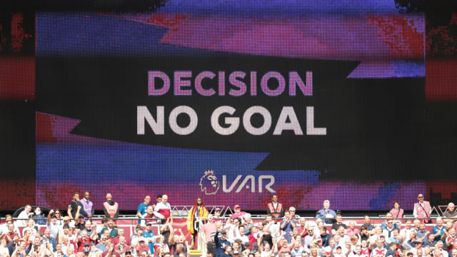 Keputusan pembatalan gol lewat VAR ditampilkan di layar besar. Foto: Reuters/David Klein