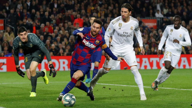 Lionel Messi dan Sergio Ramos dalam duel El Clasico di Camp Nou. Foto: REUTERS/Albert Gea