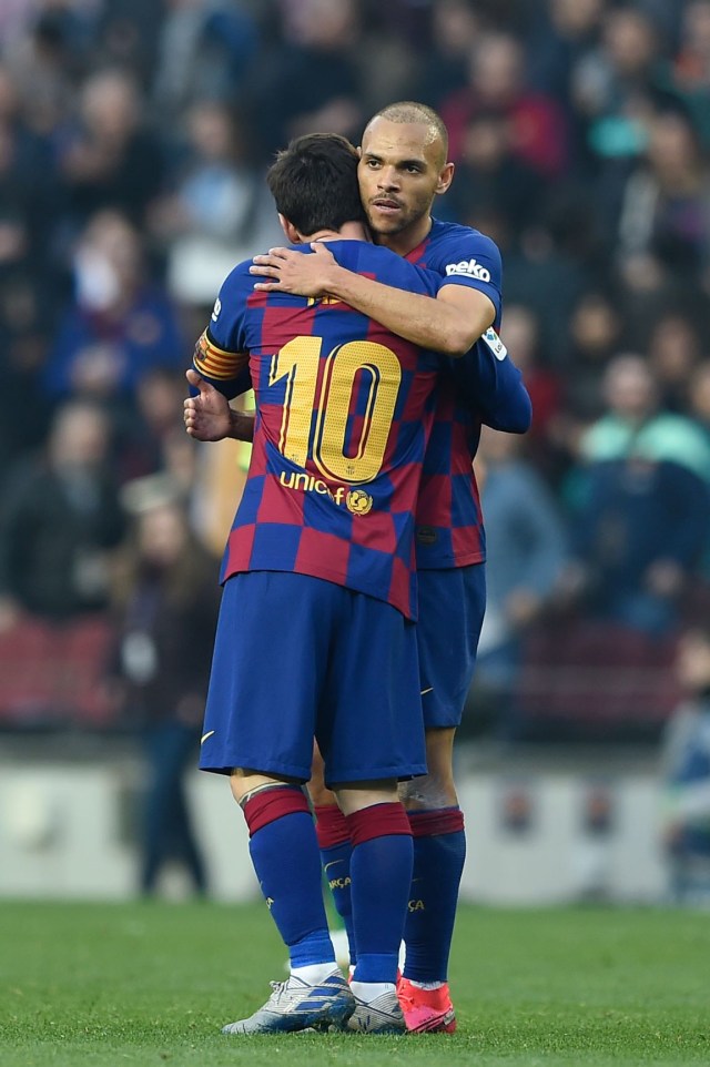 Martin Braithwaite dan Lionel Messi di akhir laga Barcelona vs Eibar. Foto: Josep LAGO / AFP