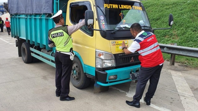 Razia truk obesitas atau Over Loading Over Dimension (ODOL) di ruas Tol Trans Sumatera. Foto: Dok. Hutama Karya