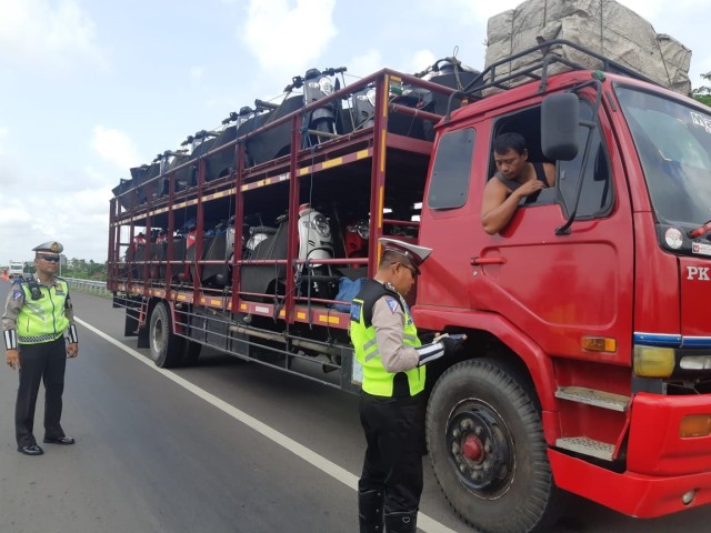 Razia truk obesitas atau Over Loading Over Dimension (ODOL) di ruas Tol Trans Sumatera. Foto: Dok. Hutama Karya