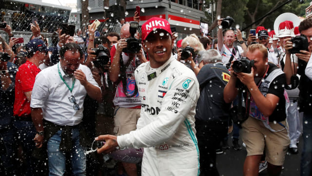 Lewis Hamilton (Mercedes) merayakan kemenangan di GP Monako 2019. Foto: REUTERS/Benoit Tessier