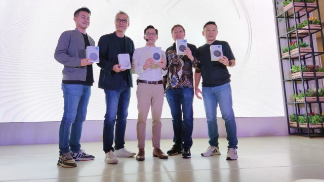 Manajemen Google, Erajaya, dan Tokopedia meluncurkan speaker pintar Google Nest Mini di Indonesia. Foto: Bianda Ludwianto/kumparan