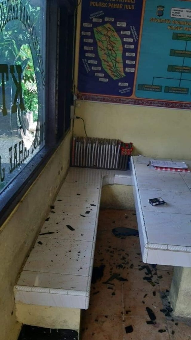 Kaca di Polsek Pahae pecah akibat diserang oknum TNI. Foto: Dok. Istimewa