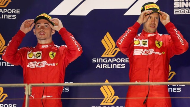 Sebastian Vettel dan Charles Leclerc di podium Formula 1 GP Singapura. Foto: REUTERS/Tim Chong