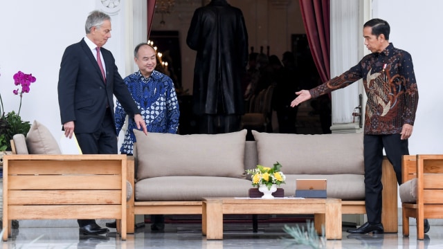 Presiden Joko Widodo (kanan) menyambut kunjungan mantan Perdana Menteri Inggris Tony Blair (kiri) dan CEO SoftBank Masayoshi Son. Foto: ANTARA FOTO/Hafidz Mubarak A
