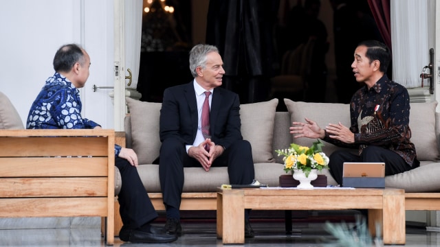 Presiden Joko Widodo (kanan) berbincang dengan mantan Perdana Menteri Inggris Tony Blair (tengah) dan CEO SoftBank Masayoshi Son. Foto: ANTARA FOTO/Hafidz Mubarak A
