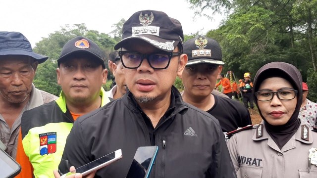 Walikota Bogor Bima Arya meninjau proses evakuasi jenazah yang tersangkut di tebing di Bogor. Foto: Dok. Istimewa 