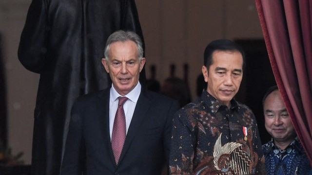 Presiden Joko Widodo (tengah), Perdana Menteri Inggris Tony Blair (kiri) dan  CEO SoftBank Masayoshi Son bertemu di Istana Negara Jakarta pada 10 Januari 2020. Foto: ANTARA FOTO/Hafidz Mubarak A