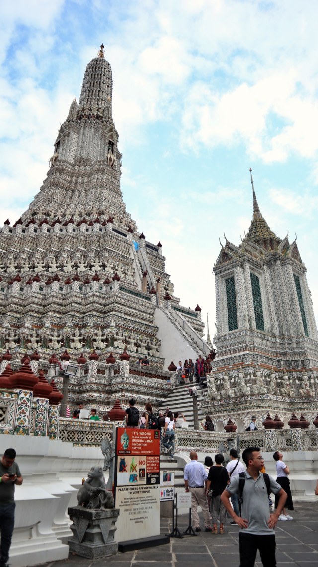 Padatnya pengunjung di Wat Arun, Thailand, sebelum virus corona merebak Foto: Helinsa Rasputri/kumparan