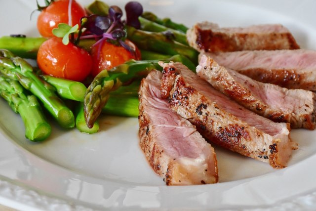 Asparagus dan beef steak (sumber foto: pixabay.com)