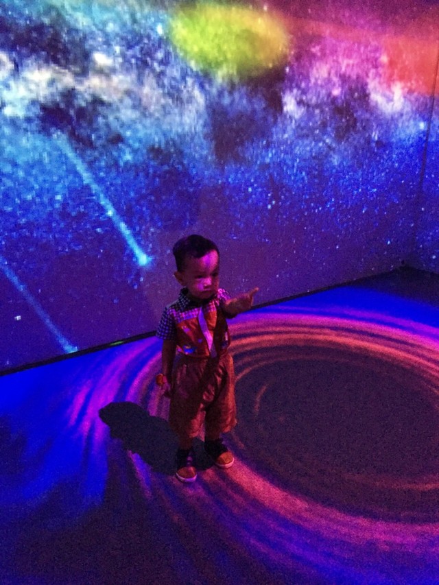 Seorang anak bermain di instalasi Lost in space IMAGISPACE Gandaria City, Jakarta Selatan, Jumat (28/2).  Foto: Alfadillah/kumparan