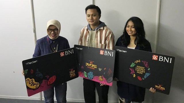 Penyanyi Rizky Febian (tengah) menujukan kartu Tap Cash Spesial di BNI Java Jazz Festival 2020, Jakarta, Jumat (28/2). Foto: Abdul Latif/kumparan