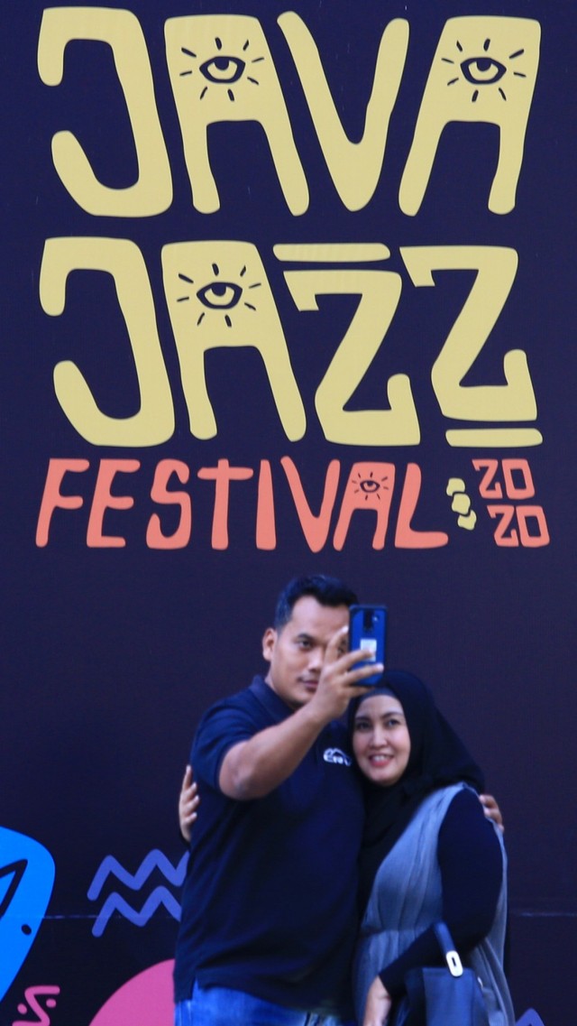 Pengunjung ber swafoto dengan latar belakan Jakarta BNI Java Jazz Festival 2020 di JIExpo Kemayoran, Jakarta Pusat. Foto: Aditia Noviansyah/kumparan