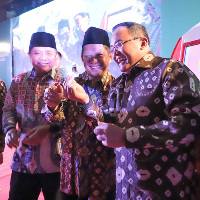 Mendagri, Toto Karnavian, Gubernur Sumsel, Herman Deru, dan Bupati Musi Banyuasin, Dodi reza Alex saat meresmikan mesin ADM. (foto: Humas Pemkab Musi Banyuasin)