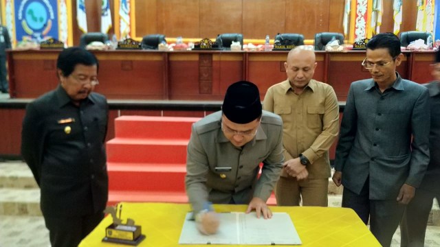 Gubernur Bangka Belitung, Erzaldi Rosman saat menandatangani pengesahan Perda RZWP3K.