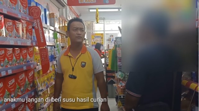 Tangkapan layar video polisi saat mengintrogasi penjual es yang terpaksa mencuri susu di minimarket. (Foto: Youtube PoLenTir Channel)