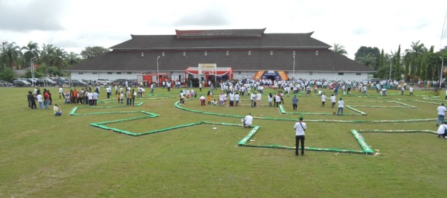 10 ribu rangkaian kemplang (kerupuk khas Palembang) disusun membentuk logo K3, di Lapangan Aneka Pertamina RU III, Palembang. (Foto.Reno/Urban ID).