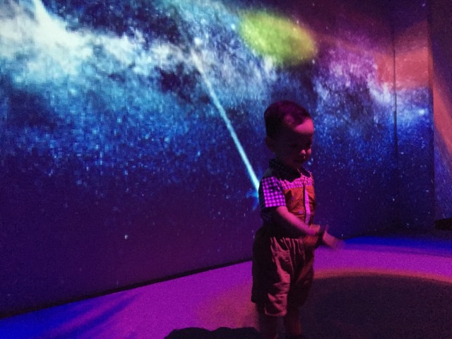 Anak kecil di instalasi seni ruang angkasa. Foto: Syifa Nadya Fadhila/kumparan