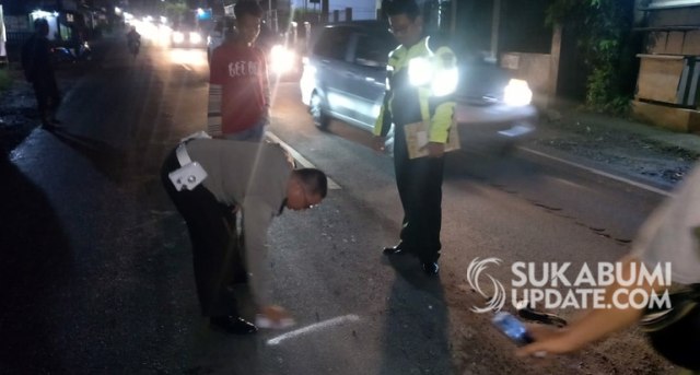 Polisi mengecek olah tempat kejadian perkara (TKP) di Jalan Raya Siliwangi, tepatnya, di Kampung Leuwiorok RT 11/04 Desa Sundawenang, Kecamatan Parungkuda, Kabupaten Sukabumi. | Sumber Foto:ISTIMEWA