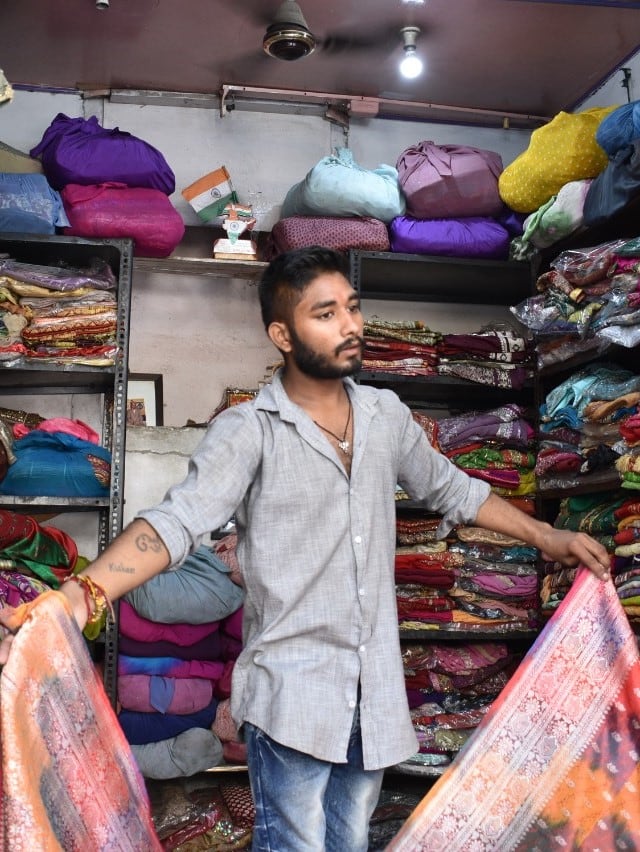 Penjual kain saree di pasar Bada, Udaipur, India. Foto: Khiththati/acehkini