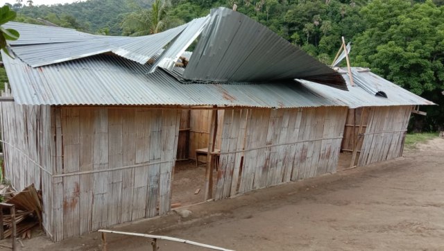 Dua ruang kelas SDN Kujuwongga, Desa Lidi, Kecamatan Paule, Kabupaten Sikka yang rusak diterjang angin kencang pada Jumat (28/2/2020) tengah malam. Foto: istimewa. 