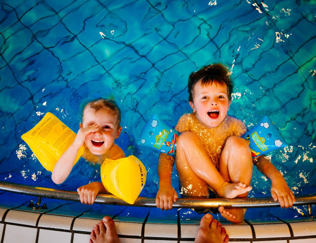 Ilustrasi anak-anak berenang. Foto : Pixabay