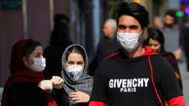 Warga Teheran memakai masker di jalanan. Foto: AP/Ebrahim Noroozi