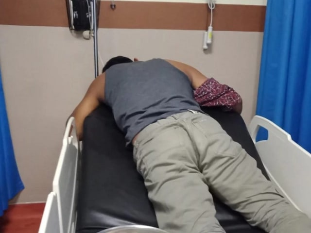 Ajun (23) terbaring lemas di RSUD Prof Dr Anwar Makkatutu Bantaeng, usai meminum racun serangga, Sabtu (29/2).