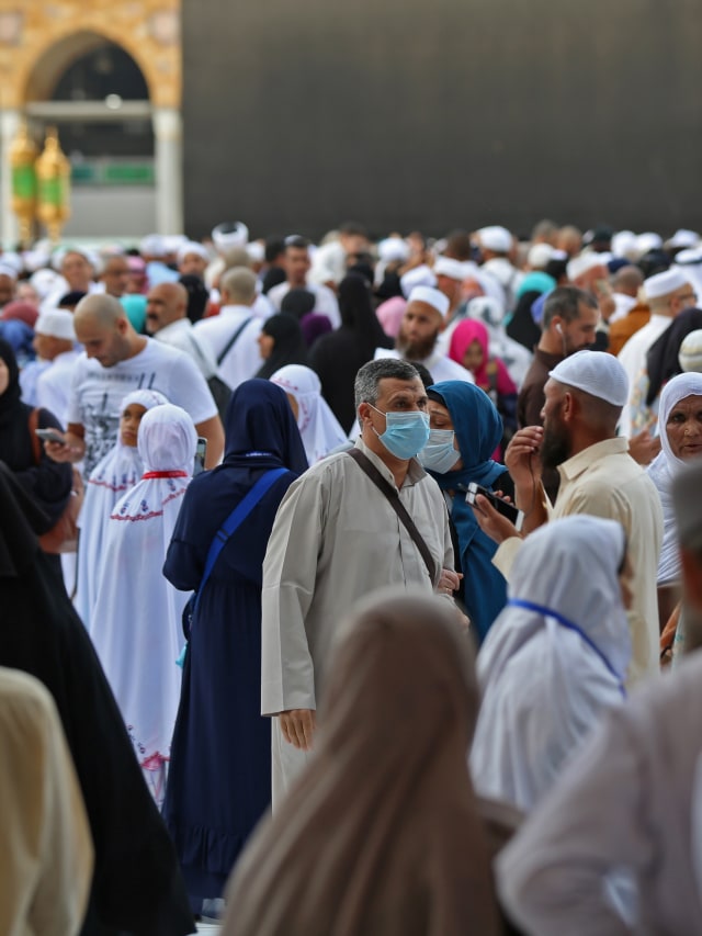 Peziarah muslim menggunakan masker di Kompleks Masjidil Haram, Arab Saudi. Foto: AFP/Abdel Ghani BASHIR