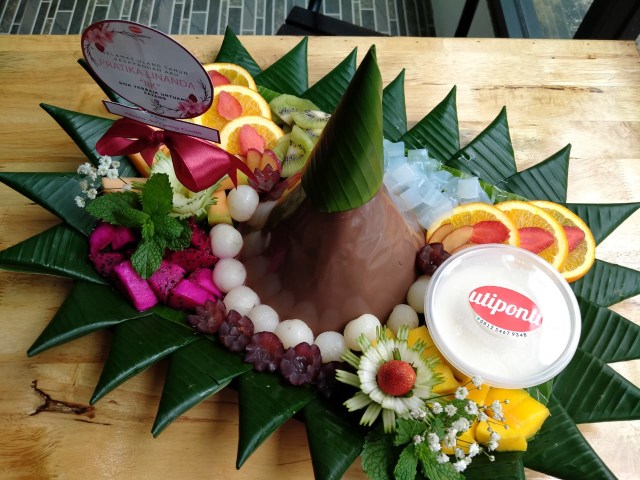 Tumpeng puding 'UtiPonti'. Foto: Lydia Salsabilla/Hi!Pontianak