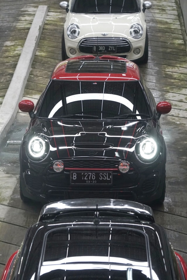 Sejumlah mobil MINI saat perayaan MINI Club ke-8 di Senayan, Jakarta, Sabtu (29/2).  Foto: Iqbal Firdaus/kumparan