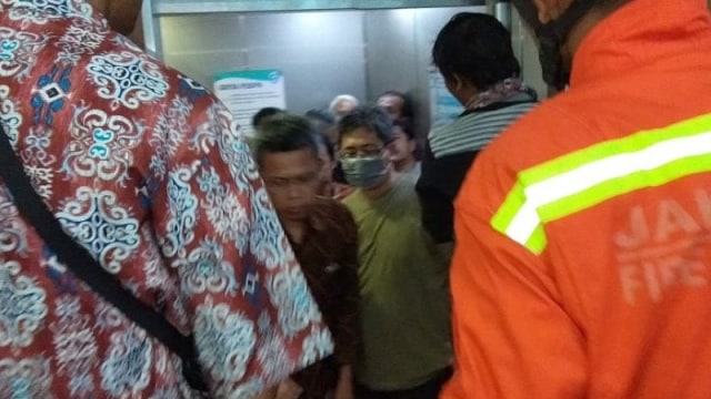 Petugas pemadam kebakaran mengevakuasi sejumlah orang yang terjebak di salah satu rumah sakit di kawasan Pulo Gadung. Foto: Dok. Damkar Jakarta Timur