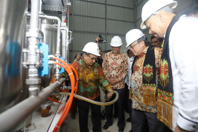 Menristek Bambang Brodjonegoro saat meresmikan mesin distilasi molekuler (MD) dan fraksinasi nilam di Atsiri Research Center (ARC) - Pusat Unggulan Iptek (PUI) Nilam Aceh di Unsyiah, Banda Aceh. Foto: Humas Unsyiah