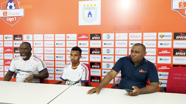 Pelatih Persipura Jacksen F Tiago bersama Pemain Todd Rivaldo Ferre serta Media Officer Everth Joumilena dalam sesi jumpa pers