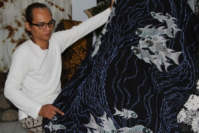 Melirik Pesona Banyu Biru dalam Batik Ikan Sengkaring