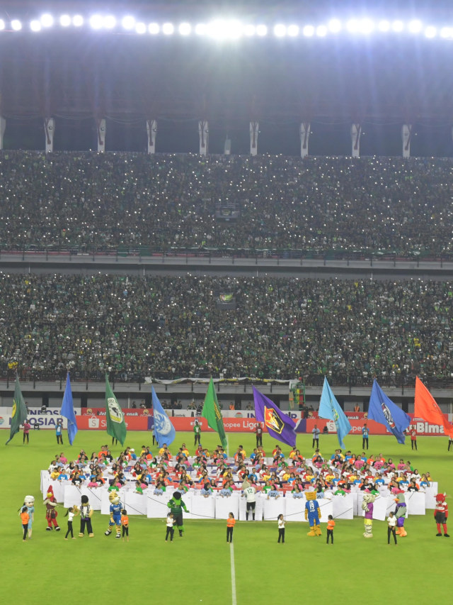 Suasana pembukaan kompetisi Sepak Bola Liga-1 Indonesia 2020 di Gelora Bung Tomo (GBT), Surabaya, Jawa Timur, Sabtu (29/2).  Foto: ANTARA FOTO/M Risyal Hidayat
