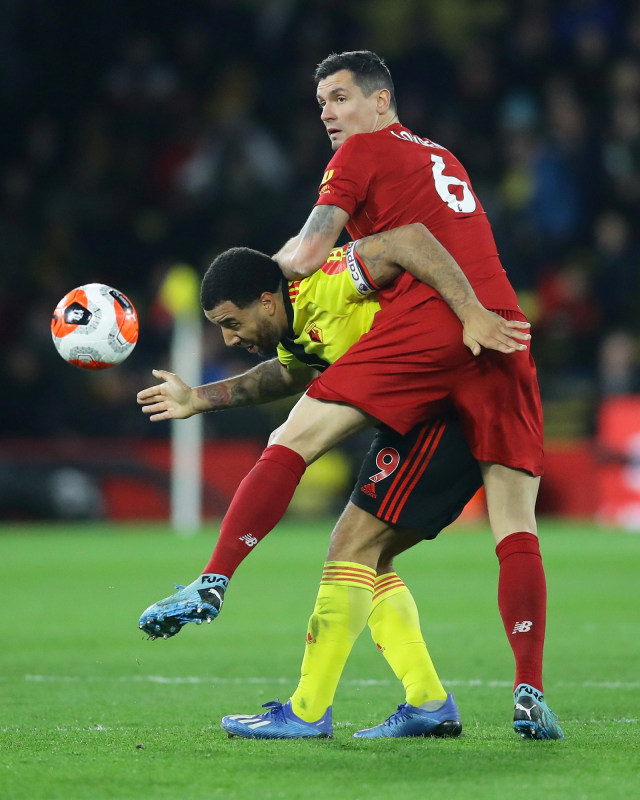 Kapten Watford, Troy Deeney, berduel dengan bek Liverpool, Dejan Lovren. Foto: REUTERS/David Klein