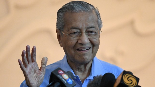 Mahathir Mohamad saat menggelar konferensi pers. Foto: AFP/MOHD RASFAN
