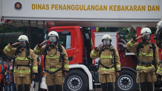 Petugas PJLP melakukan simulasi pemakaian alat pernafasan di Dinas Penanggulangan Kebakaran dan Penyelamatan DKI Jakarta, Minggu (1/3). Foto: Fanny Kusumawardhani/kumparan