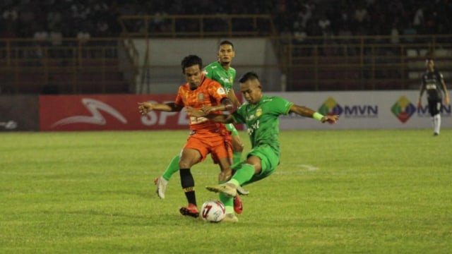 Pemain Persiraja, Agus Suhendra (tengah) saat berduel dengan pemain Bhayangkara FC, Sani Rizki Fauzi.  Foto: Dok. Media Persiraja