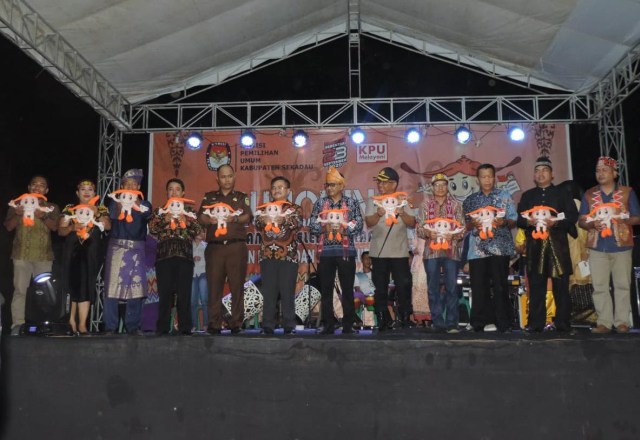 Foto bersama dalam launching tahapan penyelenggaraan pemilihan Bupati dan Wakil Bupati Sekadau 2020. Foto: Dina Mariana/Hi!Pontianak