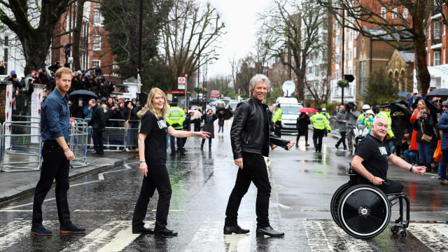 Pangeran Harry (kiri), Bon Jovi (kedua dari kiri) dan dua anggota Invictus Games Choir berfoto ala The Beatles. Foto: AFP/HANNAH MCKAY