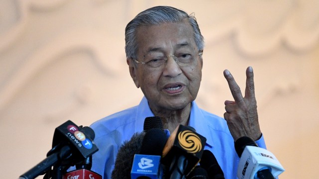 Perdana Menteri sementara Malaysia Mahathir Mohamad saat konferensi pers di Kuala Lumpur, Minggu (1/3). Foto: AFP/Mohd RASFAN